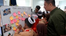 Kepala Kantor Imigrasi Kelas II Non TPI Pamekasan Muttaqin menemani siswa-siswi SDN Panglegur 3 saat melakukan office tour. (ISTIMEWA)