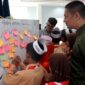Kepala Kantor Imigrasi Kelas II Non TPI Pamekasan Muttaqin menemani siswa-siswi SDN Panglegur 3 saat melakukan office tour. (ISTIMEWA)