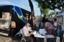 Petugas Kantor Imigrasi Pamekasan melayani masyarakat di area CFD Sampang. (ISTIMEWA)