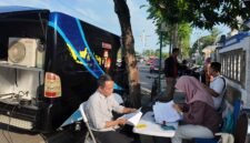 Petugas Kantor Imigrasi Pamekasan melayani masyarakat di area CFD Sampang. (ISTIMEWA)