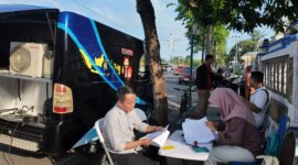 Petugas Kantor Imigrasi Pamekasan melayani masyarakat di area CFD Sampang. (ISTIMEWA)
