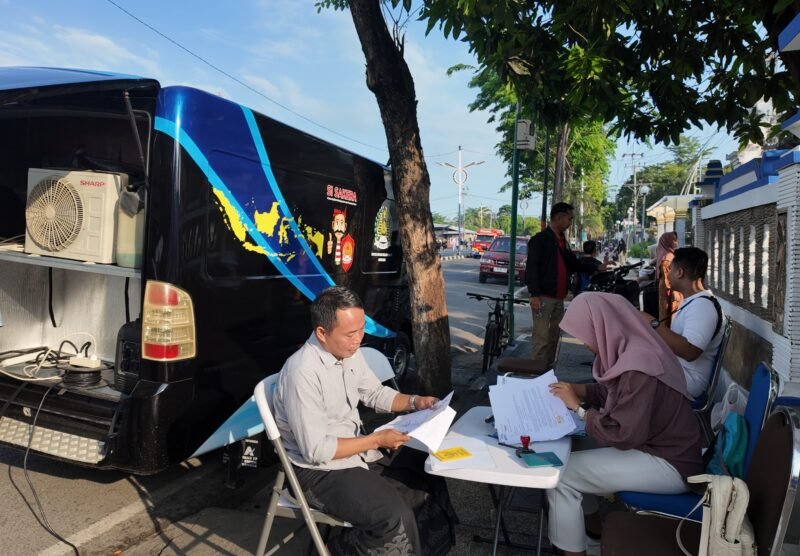 Petugas Kantor Imigrasi Pamekasan melayani masyarakat di area CFD Sampang. (ISTIMEWA)