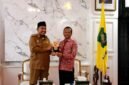 Bupati Sumenep Achmad Fauzi Wongsojudo menerima cinderamata dari Rektor UTM Prof. Safi'. (KLIKMADURA)