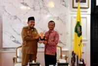 Bupati Sumenep Achmad Fauzi Wongsojudo menerima cinderamata dari Rektor UTM Prof. Safi'. (KLIKMADURA)