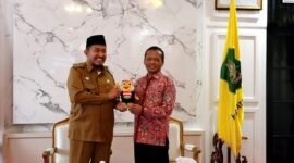 Bupati Sumenep Achmad Fauzi Wongsojudo menerima cinderamata dari Rektor UTM Prof. Safi'. (KLIKMADURA)