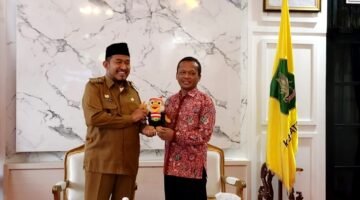 Bupati Sumenep Achmad Fauzi Wongsojudo menerima cinderamata dari Rektor UTM Prof. Safi'. (KLIKMADURA)