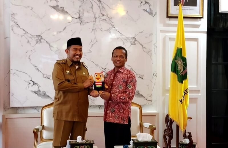 Bupati Sumenep Achmad Fauzi Wongsojudo menerima cinderamata dari Rektor UTM Prof. Safi'. (KLIKMADURA)