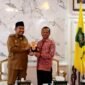 Bupati Sumenep Achmad Fauzi Wongsojudo menerima cinderamata dari Rektor UTM Prof. Safi'. (KLIKMADURA)