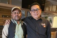 Ketua Umum SMSI Pusat, Firdaus (baju hitam) berangkulan dengan Ketua SMSI Sumenep, Wahyudi menjelang rakderda di Sidoarjo. (ISTIMEWA)