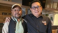 Ketua Umum SMSI Pusat, Firdaus (baju hitam) berangkulan dengan Ketua SMSI Sumenep, Wahyudi menjelang rakderda di Sidoarjo. (ISTIMEWA)