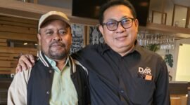Ketua Umum SMSI Pusat, Firdaus (baju hitam) berangkulan dengan Ketua SMSI Sumenep, Wahyudi menjelang rakderda di Sidoarjo. (ISTIMEWA)