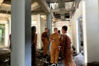 Wakil Bupati Pamekasan, H. Sukriyanto saat melakukan peninjauan proyek pembangunan Operatie Kamer (OK) atau kamar operasi, Senin (22/6/2026).