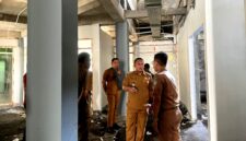 Wakil Bupati Pamekasan, H. Sukriyanto saat melakukan peninjauan proyek pembangunan Operatie Kamer (OK) atau kamar operasi, Senin (22/6/2026).