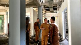 Wakil Bupati Pamekasan, H. Sukriyanto saat melakukan peninjauan proyek pembangunan Operatie Kamer (OK) atau kamar operasi, Senin (22/6/2026).