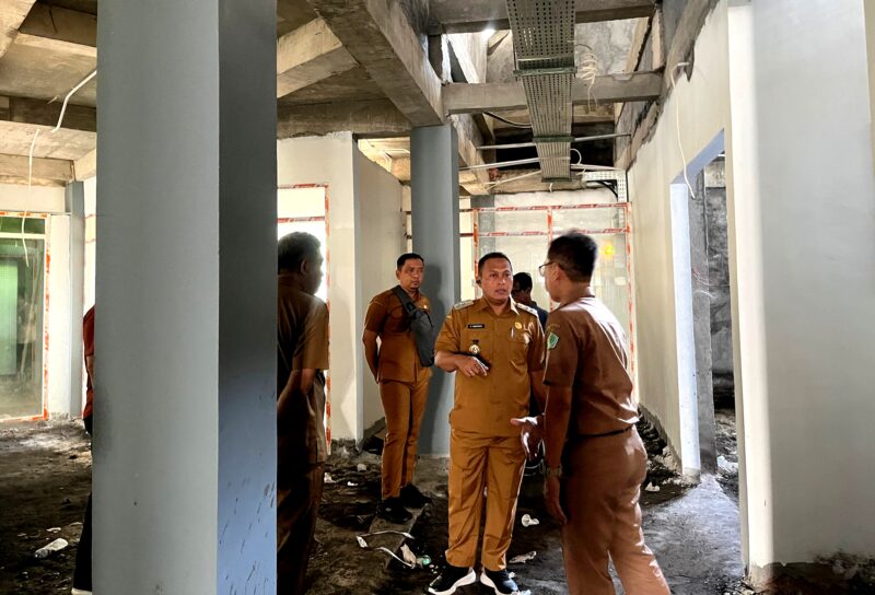 Wakil Bupati Pamekasan, H. Sukriyanto saat melakukan peninjauan proyek pembangunan Operatie Kamer (OK) atau kamar operasi, Senin (22/6/2026).