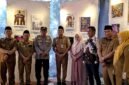 Dekan FISIP Universitas Wiraraja, Ketua Program Studi DKV, dosen DKV, serta perwakilan Dinas Kebudayaan, Kepemudaan, Olahraga, dan Pariwisata Kabupaten Sumenep foto bersama di depan karya mahasiswa Prodi DKV Unija. (ISTIMEWA)