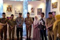 Dekan FISIP Universitas Wiraraja, Ketua Program Studi DKV, dosen DKV, serta perwakilan Dinas Kebudayaan, Kepemudaan, Olahraga, dan Pariwisata Kabupaten Sumenep foto bersama di depan karya mahasiswa Prodi DKV Unija. (ISTIMEWA)