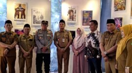 Dekan FISIP Universitas Wiraraja, Ketua Program Studi DKV, dosen DKV, serta perwakilan Dinas Kebudayaan, Kepemudaan, Olahraga, dan Pariwisata Kabupaten Sumenep foto bersama di depan karya mahasiswa Prodi DKV Unija. (ISTIMEWA)