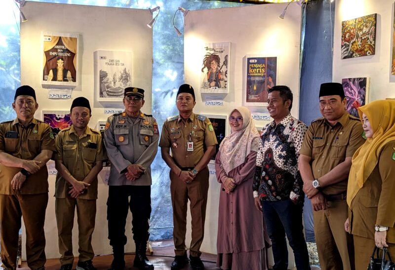 Dekan FISIP Universitas Wiraraja, Ketua Program Studi DKV, dosen DKV, serta perwakilan Dinas Kebudayaan, Kepemudaan, Olahraga, dan Pariwisata Kabupaten Sumenep foto bersama di depan karya mahasiswa Prodi DKV Unija. (ISTIMEWA)