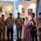 Dekan FISIP Universitas Wiraraja, Ketua Program Studi DKV, dosen DKV, serta perwakilan Dinas Kebudayaan, Kepemudaan, Olahraga, dan Pariwisata Kabupaten Sumenep foto bersama di depan karya mahasiswa Prodi DKV Unija. (ISTIMEWA)