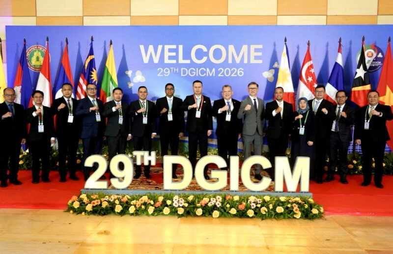 Para delegasi negara ASEAN foto bersama usai melaksanakan forum The 29th ASEAN Directors-General of Immigration Departments and Heads of Consular Affairs Divisions of the Ministries of Foreign Affairs (DGICM) di Kamboja. (ISTIMEWA)