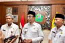 Bupati Pamekasan KH. Kholilurrahman didampingi Sekda Taufikurrachman dan Kedisdikbud Pamekasan menyampaikan keterangan pers di Peringgitan Mandhapa Agung Ronggosukowati. (DOK. KLIKMADURA)