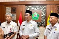 Bupati Pamekasan KH. Kholilurrahman didampingi Sekda Taufikurrachman dan Kedisdikbud Pamekasan menyampaikan keterangan pers di Peringgitan Mandhapa Agung Ronggosukowati. (DOK. KLIKMADURA)