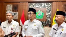 Bupati Pamekasan KH. Kholilurrahman didampingi Sekda Taufikurrachman dan Kedisdikbud Pamekasan menyampaikan keterangan pers di Peringgitan Mandhapa Agung Ronggosukowati. (DOK. KLIKMADURA)