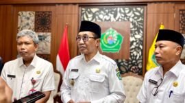 Bupati Pamekasan KH. Kholilurrahman didampingi Sekda Taufikurrachman dan Kedisdikbud Pamekasan menyampaikan keterangan pers di Peringgitan Mandhapa Agung Ronggosukowati. (DOK. KLIKMADURA)