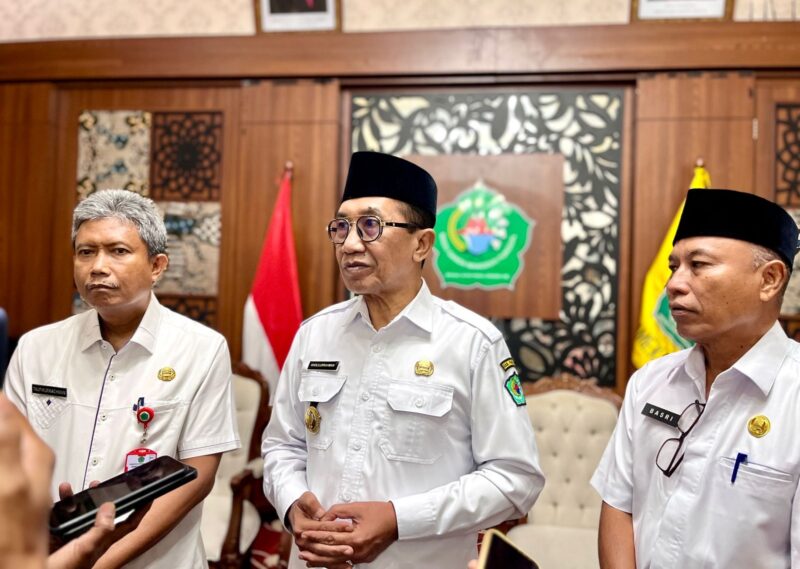 Bupati Pamekasan KH. Kholilurrahman didampingi Sekda Taufikurrachman dan Kedisdikbud Pamekasan menyampaikan keterangan pers di Peringgitan Mandhapa Agung Ronggosukowati. (DOK. KLIKMADURA)