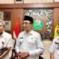 Bupati Pamekasan KH. Kholilurrahman didampingi Sekda Taufikurrachman dan Kedisdikbud Pamekasan menyampaikan keterangan pers di Peringgitan Mandhapa Agung Ronggosukowati. (DOK. KLIKMADURA)