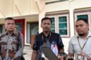 Hamid, Warga Desa Blaban (kiri batik lengan panjang) didampingi kuasa hukumnya saat memberikan keterangan pers, Rabu (24/6/2026).