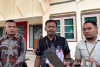 Hamid, Warga Desa Blaban (kiri batik lengan panjang) didampingi kuasa hukumnya saat memberikan keterangan pers, Rabu (24/6/2026).