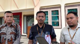 Hamid, Warga Desa Blaban (kiri batik lengan panjang) didampingi kuasa hukumnya saat memberikan keterangan pers, Rabu (24/6/2026).