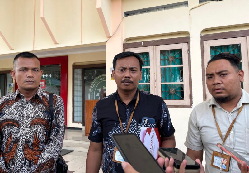 Hamid, Warga Desa Blaban (kiri batik lengan panjang) didampingi kuasa hukumnya saat memberikan keterangan pers, Rabu (24/6/2026).