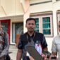 Hamid, Warga Desa Blaban (kiri batik lengan panjang) didampingi kuasa hukumnya saat memberikan keterangan pers, Rabu (24/6/2026).