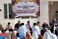 Owner CV Ayunda Permata Sejahtera, H. Bambang Budianto menyampaikan sambutan saat peringatan 10 Muharram. (KLIKMADURA)
