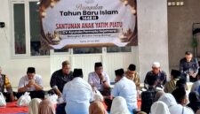 Owner CV Ayunda Permata Sejahtera, H. Bambang Budianto menyampaikan sambutan saat peringatan 10 Muharram. (KLIKMADURA)