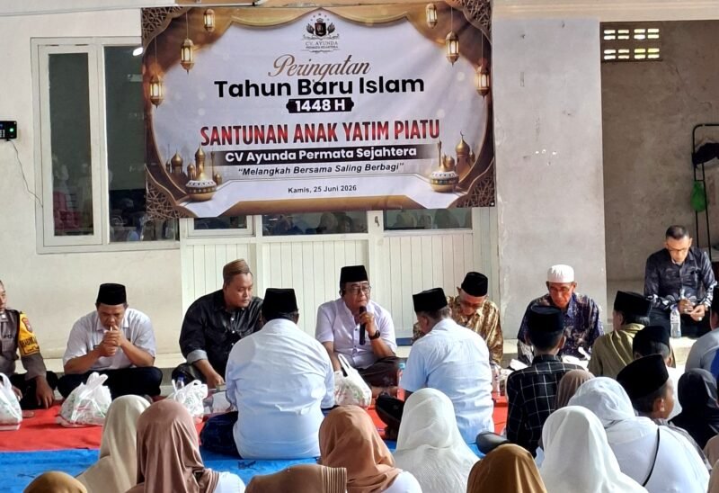 Owner CV Ayunda Permata Sejahtera, H. Bambang Budianto menyampaikan sambutan saat peringatan 10 Muharram. (KLIKMADURA)