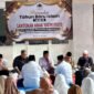 Owner CV Ayunda Permata Sejahtera, H. Bambang Budianto menyampaikan sambutan saat peringatan 10 Muharram. (KLIKMADURA)