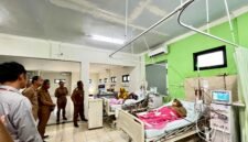 Sekda Pamekasan, Taufikurrachman didampingi Kadinkes Pamekasan dr. Saifuddin meninjau tempat Hemodialisis di RSUD Smart Pamekasan, Senin (20/6/2026).