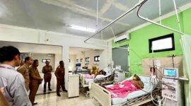 Sekda Pamekasan, Taufikurrachman didampingi Kadinkes Pamekasan dr. Saifuddin meninjau tempat Hemodialisis di RSUD Smart Pamekasan, Senin (20/6/2026).