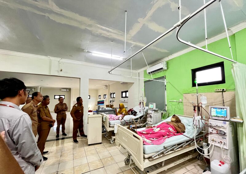 Sekda Pamekasan, Taufikurrachman didampingi Kadinkes Pamekasan dr. Saifuddin meninjau tempat Hemodialisis di RSUD Smart Pamekasan, Senin (20/6/2026).