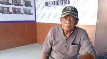 Pelapor dugaan penyerobotan pantai di Kecamatan Kalianget, Kabupaten Sumenep, Sarkawi. (KLIKMADURA)