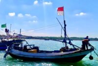 Nelayan saat beraktivitas di Pelabuhan Branta Pesisir, Kecamatan Tlanakan beberapa waktu lalu. (KLIKMADURA)