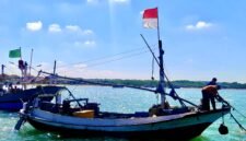 Nelayan saat beraktivitas di Pelabuhan Branta Pesisir, Kecamatan Tlanakan beberapa waktu lalu. (KLIKMADURA)