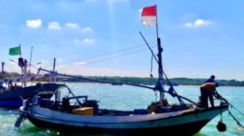 Nelayan saat beraktivitas di Pelabuhan Branta Pesisir, Kecamatan Tlanakan beberapa waktu lalu. (KLIKMADURA)