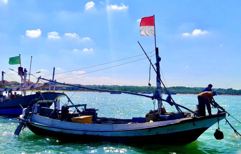 Nelayan saat beraktivitas di Pelabuhan Branta Pesisir, Kecamatan Tlanakan beberapa waktu lalu. (KLIKMADURA)