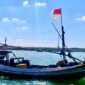 Nelayan saat beraktivitas di Pelabuhan Branta Pesisir, Kecamatan Tlanakan beberapa waktu lalu. (KLIKMADURA)
