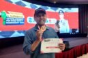 H. Taufiqurrahman MP menunjukkan medali emas usai menang di Kejuaraan Catur Internasional FIDE 2026. (DOK. KLIKMADURA)